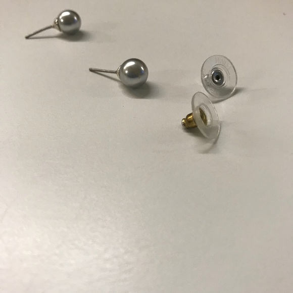 Silver color pearl stud earrings - Picture 3 of 7